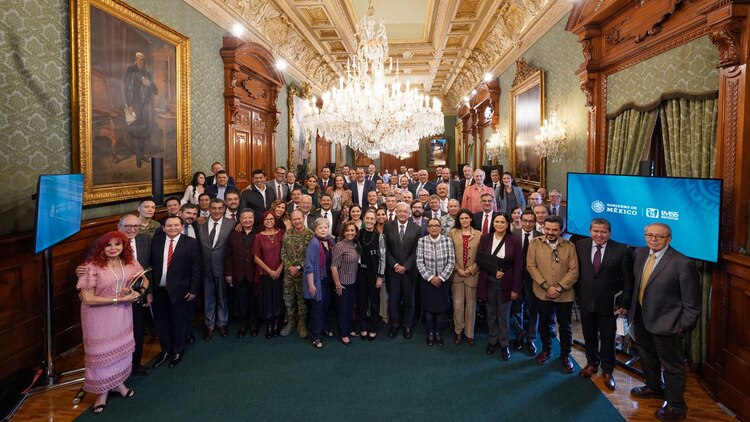 La reunión se realizó en el Salón Embajadores.