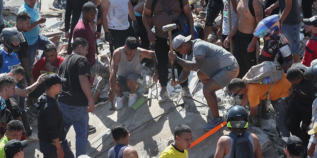 Residentes buscan sobrevivientes entre los escombros después de que un terremoto sacudió Cali, Colombia, el lunes
