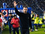 Martín Anselmi saluda a la afición de Cruz Azul en un partido de la Liga MX.