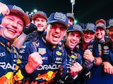 Max Verstappen festeja con parte del equipo de Red Bull su tercer título en la F1.