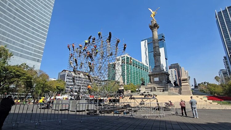 Así desmontaron el escenario tras el concierto de año nuevo en la Ciudad de México.