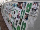Muro de la memoria, en el cual fueron colocados mosaicos de personas desaparecidas, frente a la entrada principal de la FGR, el 9 de mayo de 2021.