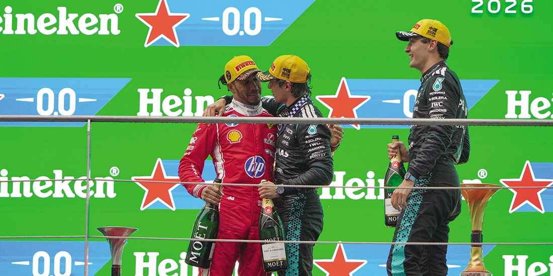 Hamilton y Antoneli se felicitan, ayer.