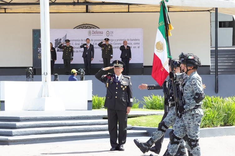 El general de división Saúl Luna Jaimes encabeza la protesta de bandera del nuevo mando de la Guardia Nacional.