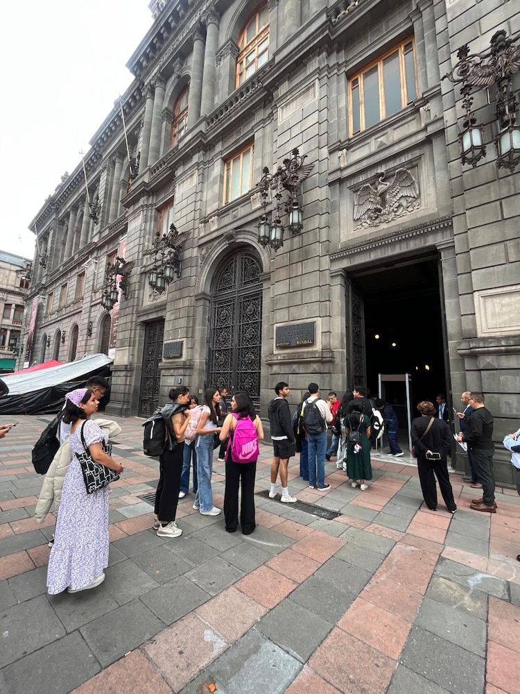 Asistentes del Munal esperan en fila el ingreso.