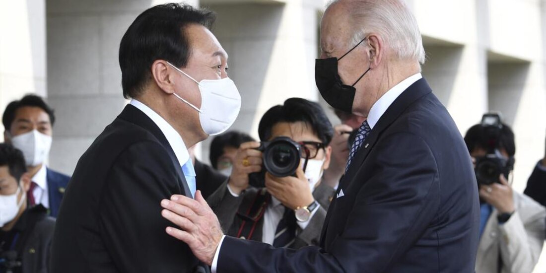 Joe Biden y Yoon Suk Yeol durante su reunión en Seúl.