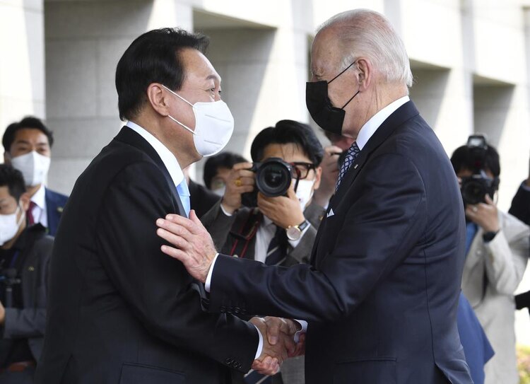 En fotografía de archivo, Yoon Suk Yeol y el presidente Joe Biden.