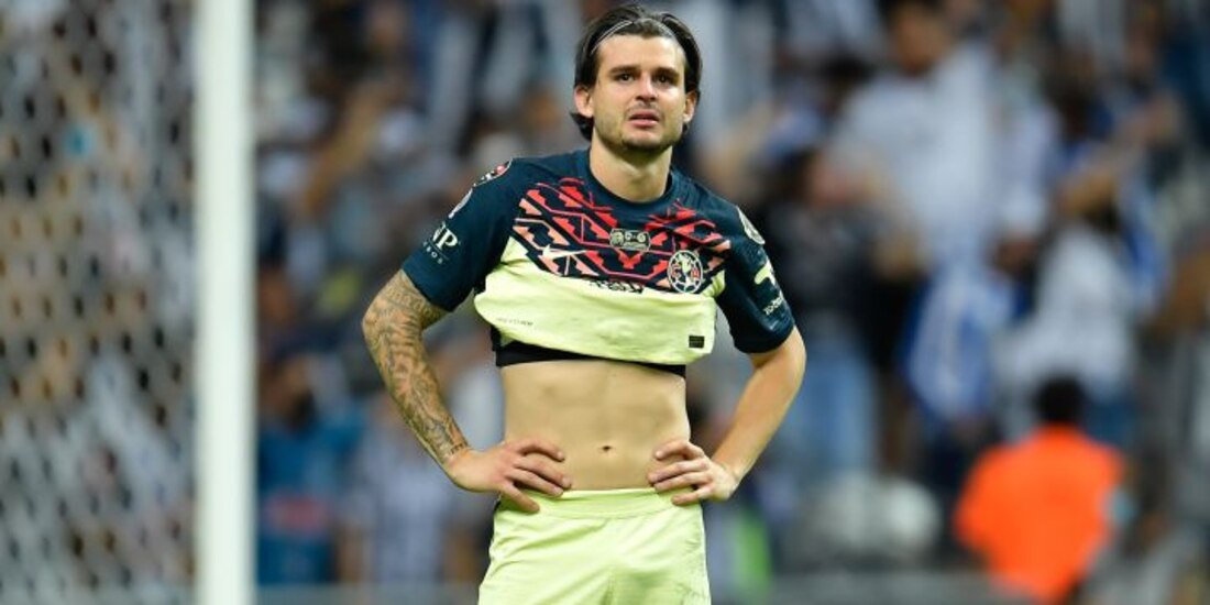 Nicolás Benedetti se lamenta durante un partido con el América el año pasado.