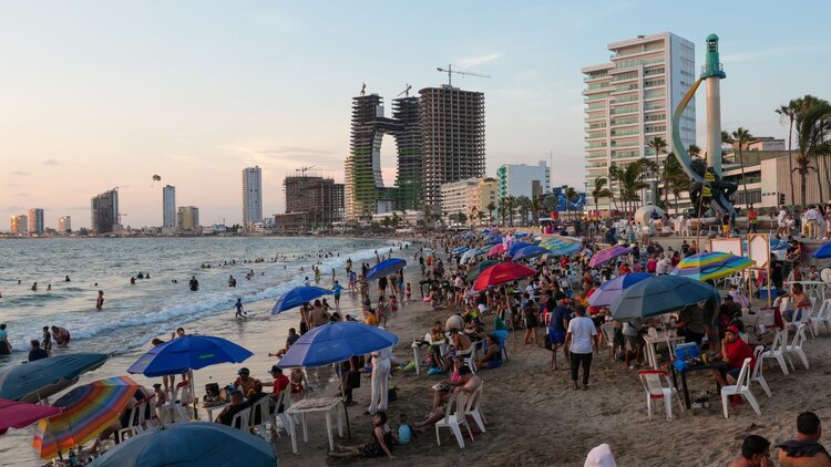 Mazatlán consolida su posición como destino turístico de preferencia para 3.3 millones de visitantes.