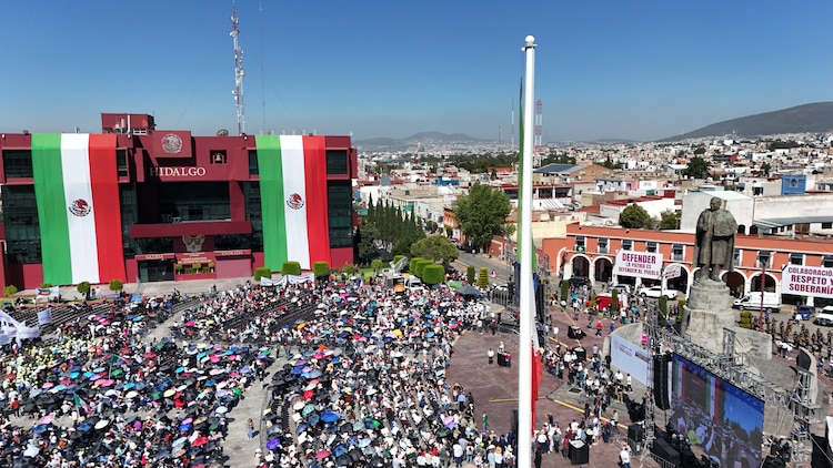 Más de 15 mil hidalguenses se reunieron en Pachuca para conmemorar dos años del triunfo electoral de la mandataria federal.
