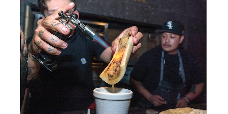 El chef cocina cada uno de los platillos frente a la vista de los comensales.