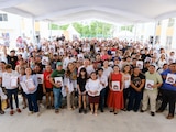 La gobernadora Mara Lezama con beneficiados.