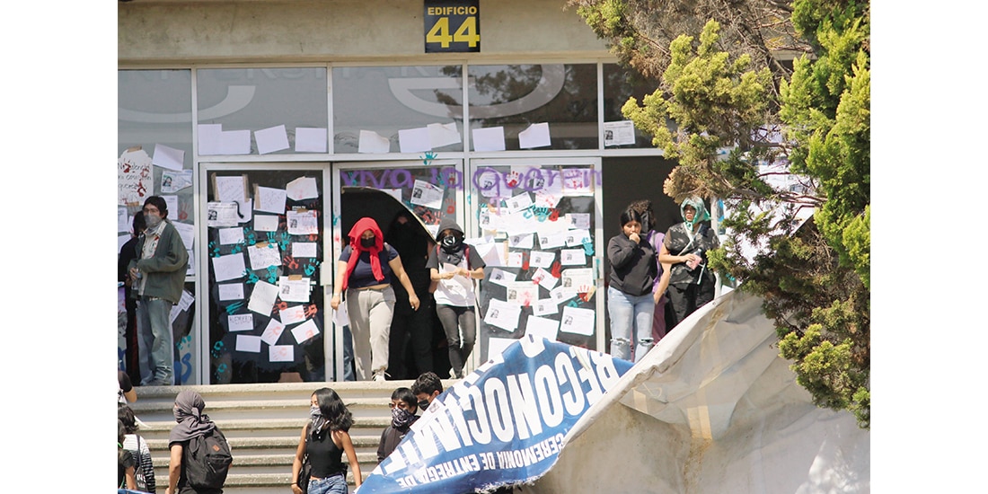 La Rectoría de la UAEM, al ser tomada el 2 de marzo, a raíz del feminicidio.