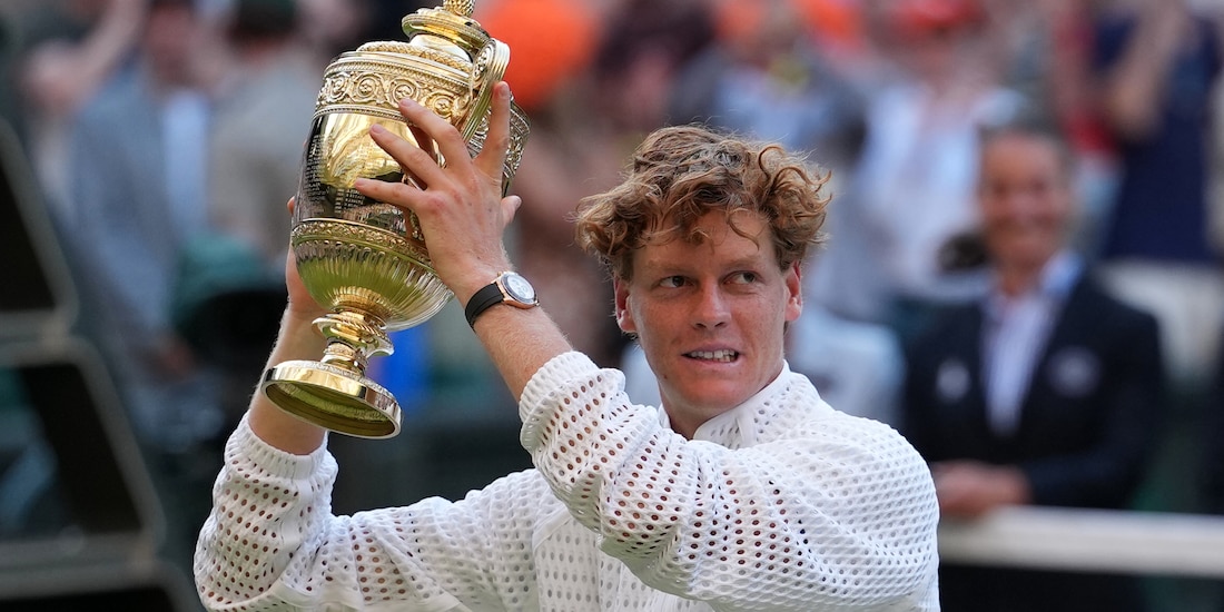 Jannik Sinner levantando el título de Wimbledon.