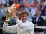Jannik Sinner levantando el título de Wimbledon.