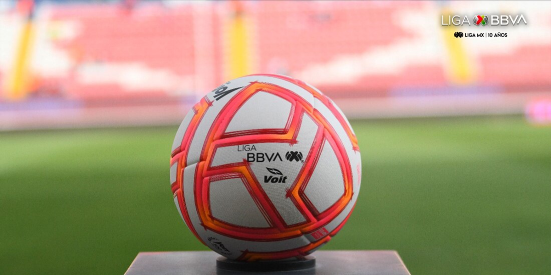El balón de la Liga MX en el Estadio Victoria, sede del duelo entre Necaxa y Toluca, en la Fecha 1 del Torneo Apertura 2022.
