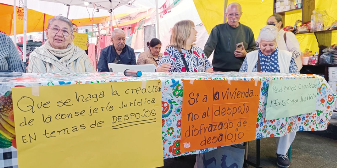 Vecinos de Cuba 11, ayer, en una conferencia con su abogado.