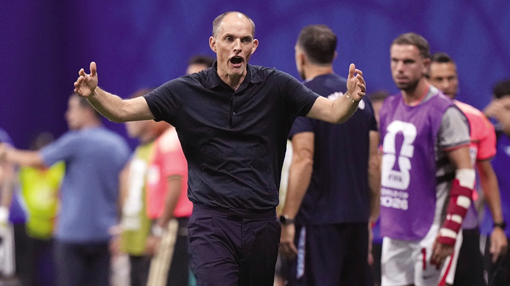 El estratega se queja de una jugada, ayer, en el duelo ante los pamperos.