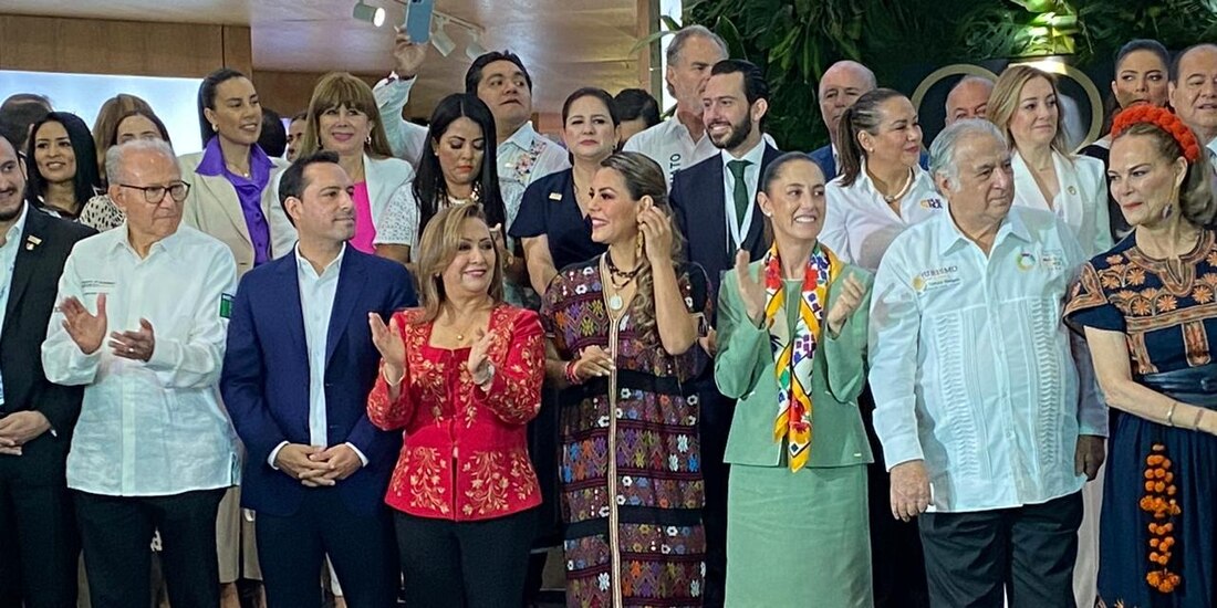 Diversos funcionarios en el Tianguis Turístico México 2023.