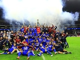 Futbolistas del Cruz Azul celebran con el trofeo que los acredita como campeones de la Liga MX el pasado 30 de mayo.