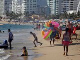 Aumenta presencia de turistas en playas de Acapulco, pese a la pandemia de COVID-19.