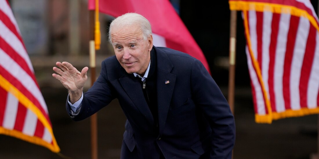 El presidente electo saluda a sus seguidores, ayer, en un evento en Atlanta, Georgia.