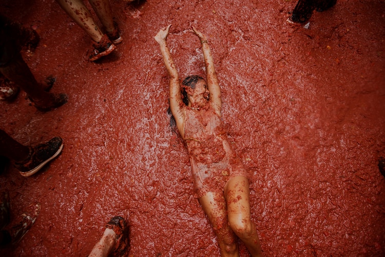 Una mujer disfrutando de la festividad