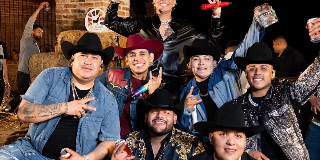 Integrantes de Grupo Firme presumen sus atuendos millonarios