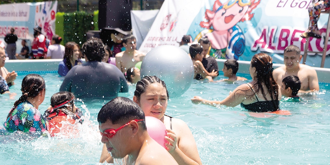 Miles de personas acudieron también a las albercas de la Utopía Mixiuhca.