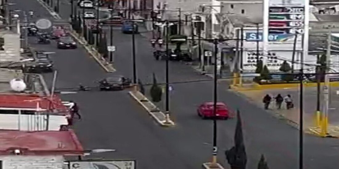 Tras atropellar a una mujer y dos niños, el conductor de un Sedan se dio a la fuga.