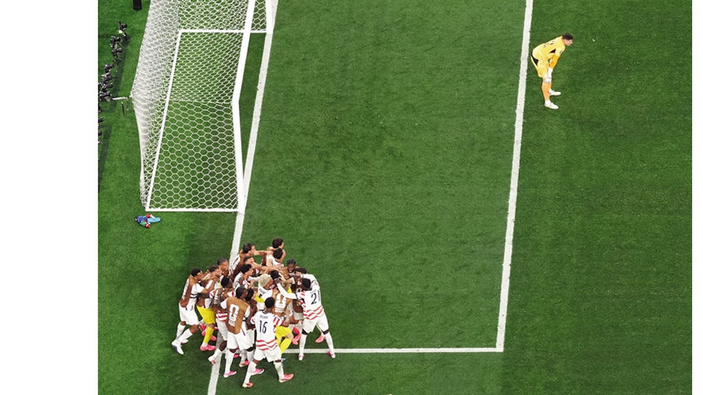 Jugadores de Estados Unidos celebran uno de los goles, el viernes pasado.