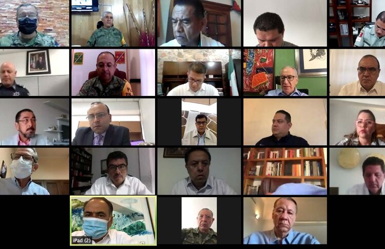 Funcionarios del gabinete de seguridad participan en una reunión virtual con el gobernador Héctor Astudillo.