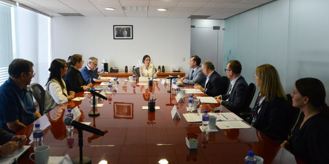 Los integrantes del Comité de la nueva Comisión Nacional de Energía, el miércoles, en su primera sesión de trabajo.