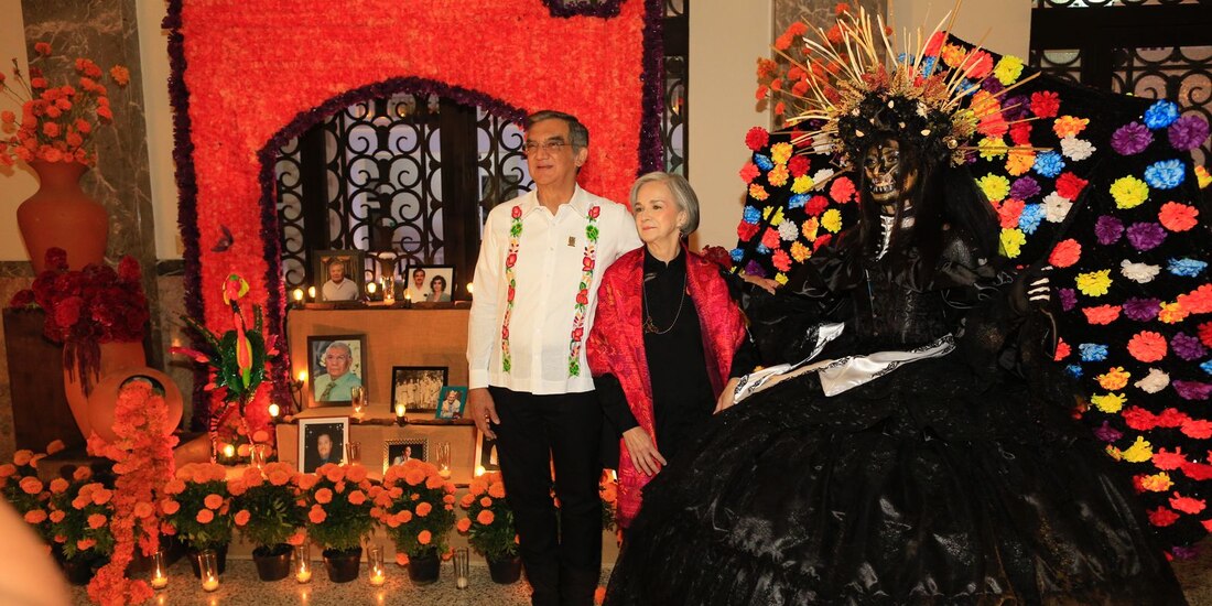 Américo Villarreal y María de Villarreal encabezan premiación de concurso de catrinas en Tamaulipas.