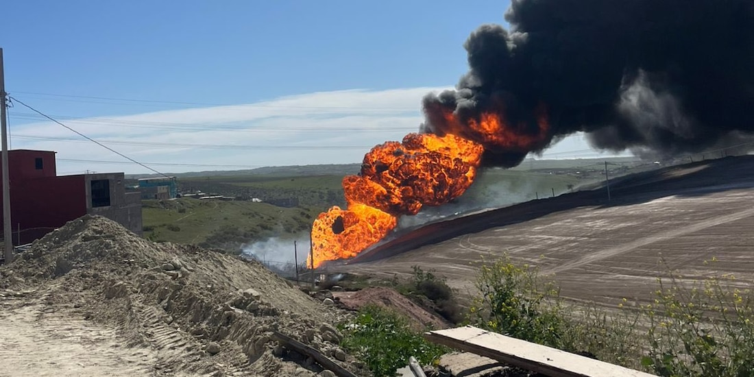 Fuga en dicto de Pemex en Rosarito, Baja California.