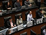 Senadores de oposición mostraron ayer, durante la sesión solemne, cartulinas para exigir el nombramiento de integrantes del Inai.
