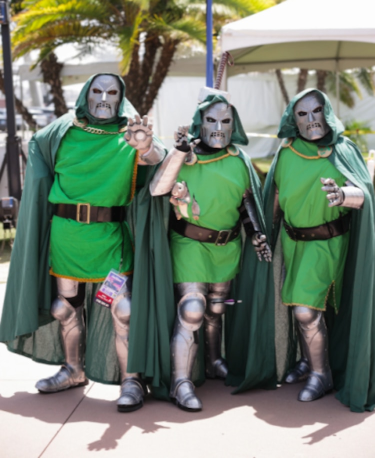 Fans vestidos como Doctor Doom posan para una fotografía durante la Comic-Con International el viernes 24 de julio de 2026