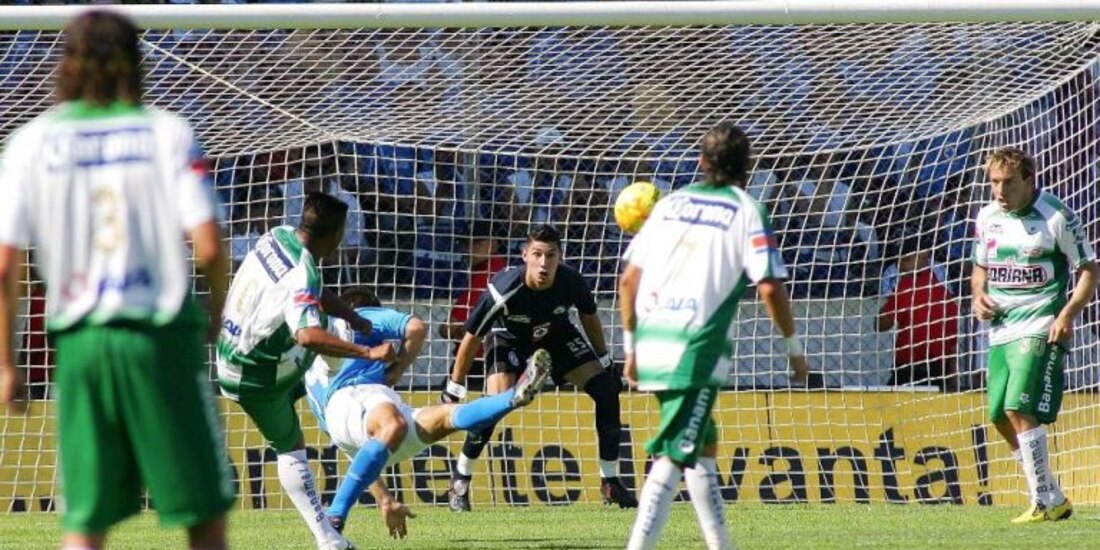 Daniel Ludueña dispara al arco defendido por Yosgart Gutiérrez previo al tercer gol de Santos contra Cruz Azul en la final del Clausura 2008.