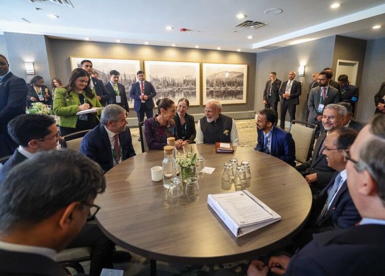 Reunión entre comitivas.