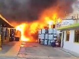 Un aspecto del incendio registrado este domingo en una fábrica de químicos en San Vicente Chicoloapan