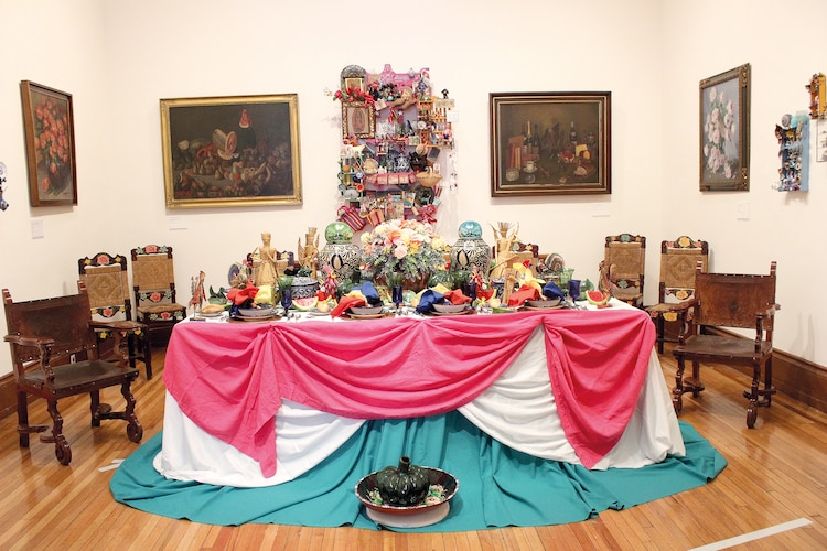 En la Sala Silvio Contri se exhibe una mesa mexicana creada por Alfredo Marín: un montaje escenográfico que exalta un carácter festivo.