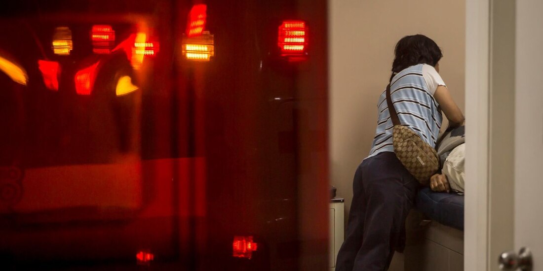 Una mujer se despide de su esposo, quien falleció en el consultorio de una farmacia, víctima del Covid-19.