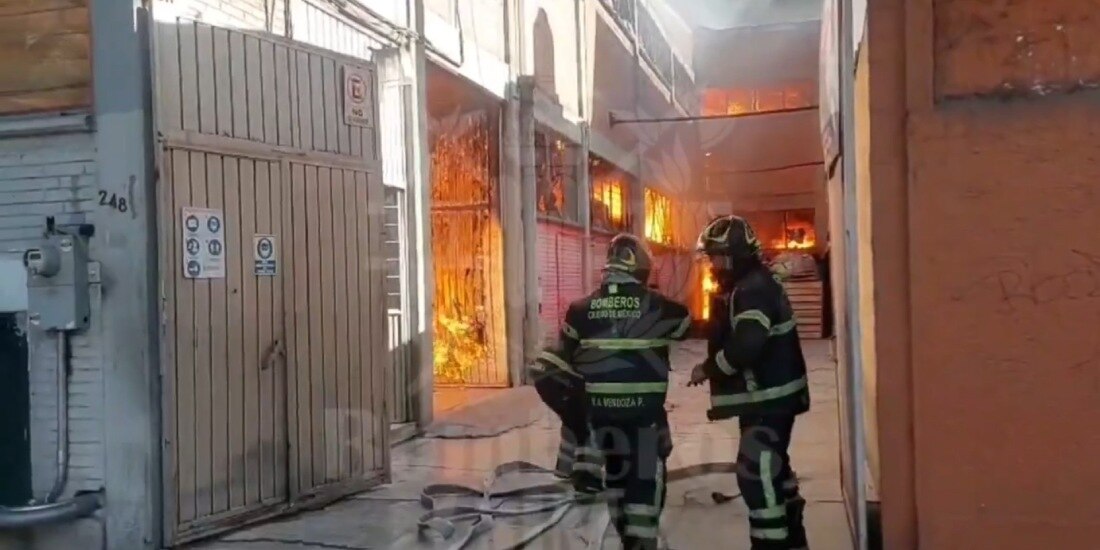 Se registra fuerte incendio en bodega de telas en Azcapotzalco.