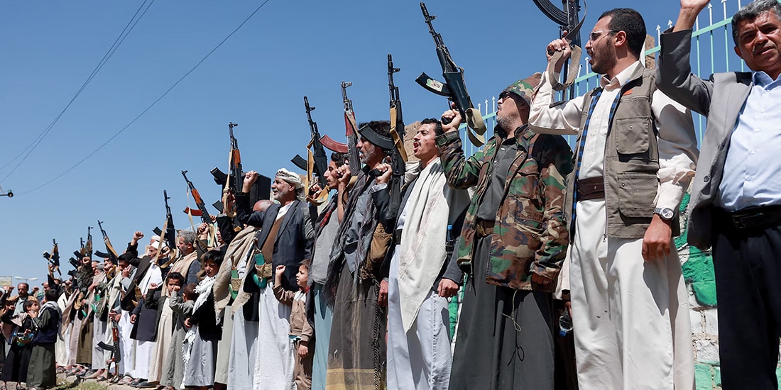 Partidarios de los hutíes corean consignas durante una manifestación tribal armada en Saná, ayer.