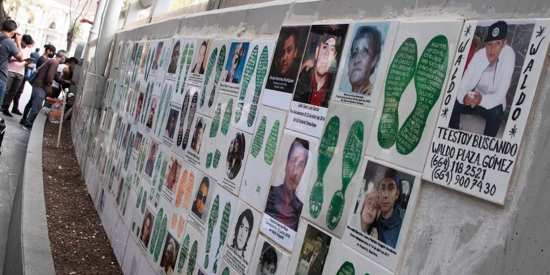 Muro de la memoria, en el cual fueron colocados mosaicos de personas desaparecidas, frente a la entrada principal de la FGR, el 9 de mayo de 2021.