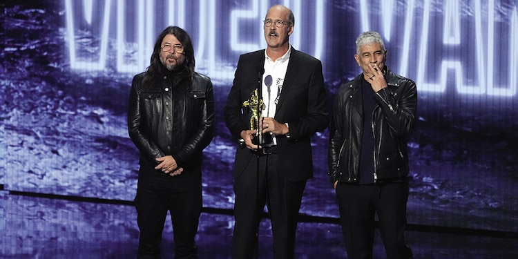 DAVE GROHL, Krist Novoselic y Pat Smear, de izq. a der., al recibir el premio.