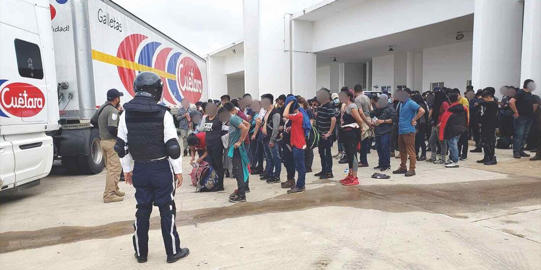 Migrantes rescatados del interior de una caja de tráiler, el pasado 22 de octubre.