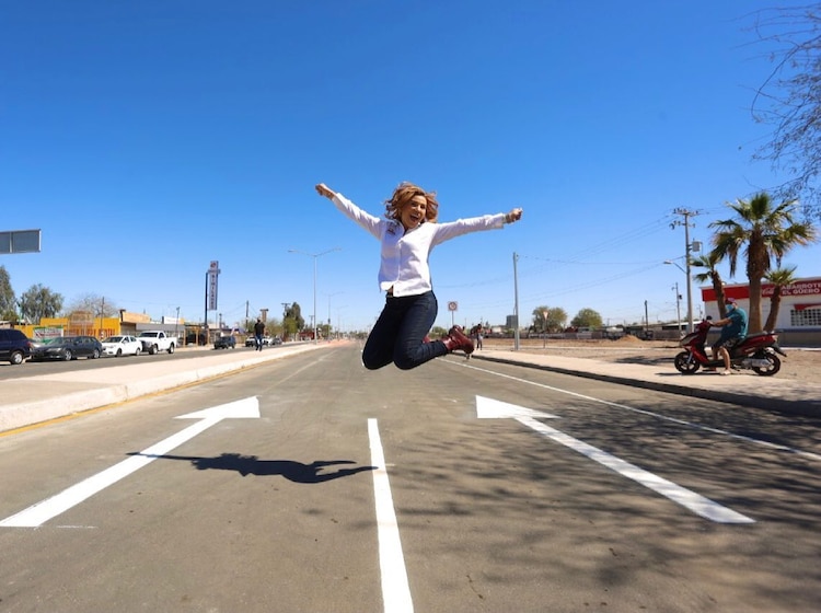 La alcaldesa de Mexicali, Marina del Pilar Ávila, festejó la conclusión de trabajos en la avenida Oaxaca.