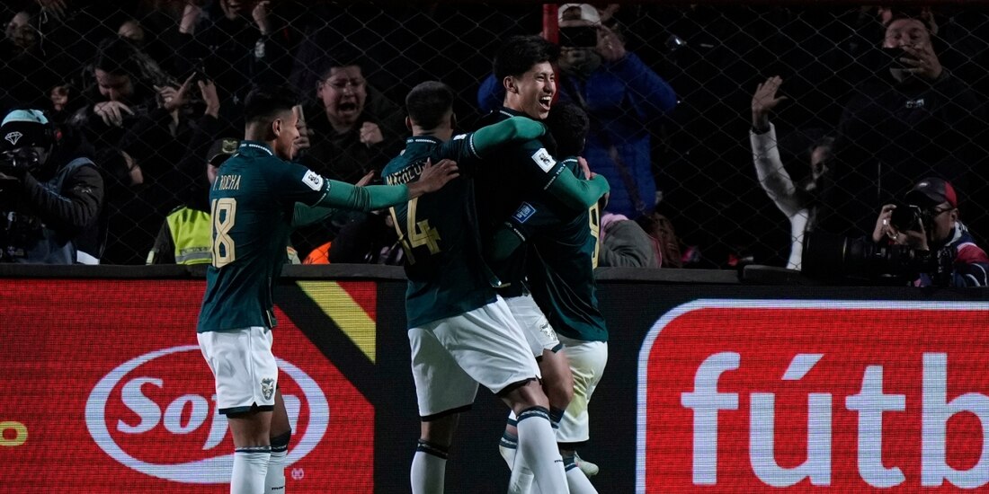 Futbolistas de Bolivia festejan el gol de su victoria sobre Brasil en la última jornada de las eliminatorias sudamericanas hacia el Mundial del 2026.
