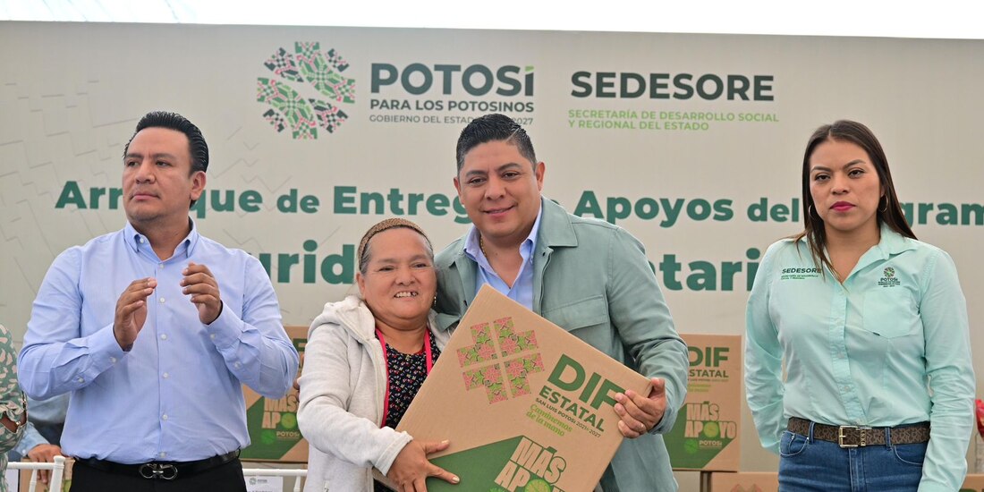 Una de las beneficiarias junto al Gobernador de San Luis Potosí, Ricardo Gallardo. Cardona